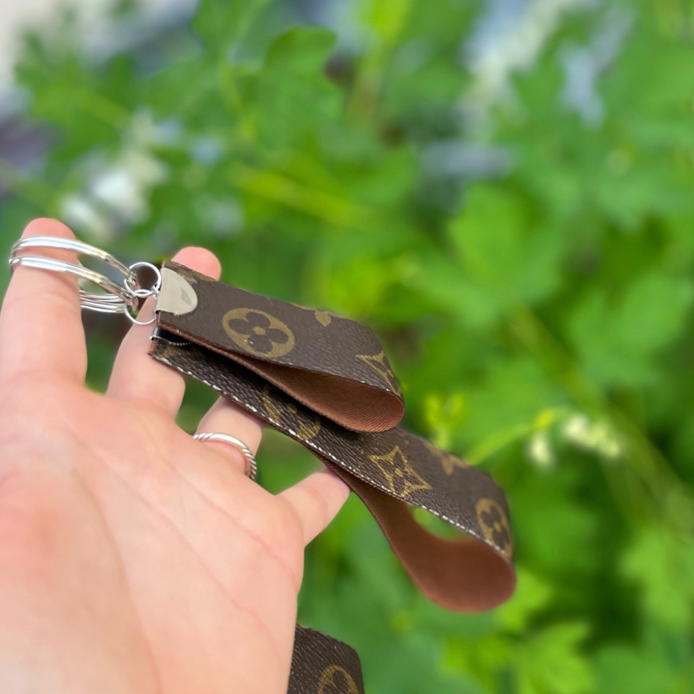 LOUIS VUITTON 2.5 in Monogram Keychain Brown - Picture 3 of 6